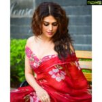 Shraddha Das Instagram - Saree : @plushbyaditideshpande Jewellery : @the_jewel_gallery Clutch : @rubilxn Styling : @artbyavnee @thewandermannequin 📸 @snehzala & @mumbaiphotowala (Thank you @mumbaiphotowala for the location too!) Make up : @hareshwarp Hair : @gouriepatil #redsaree #floralsaree #sareelove #sareepact #shraddhadas #nmrk Mumbai, Maharashtra