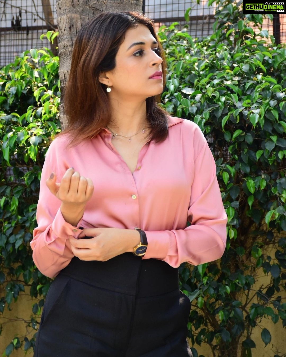 Shraddha Das Instagram - Shot my first ever Ad yesterday,strangely have only done movies till date! Happy it was in formals,my favourite look 💕 And in my city,Mumbai 🙃 #adshoot #formals #bossvibes Madh Island, Mumbai