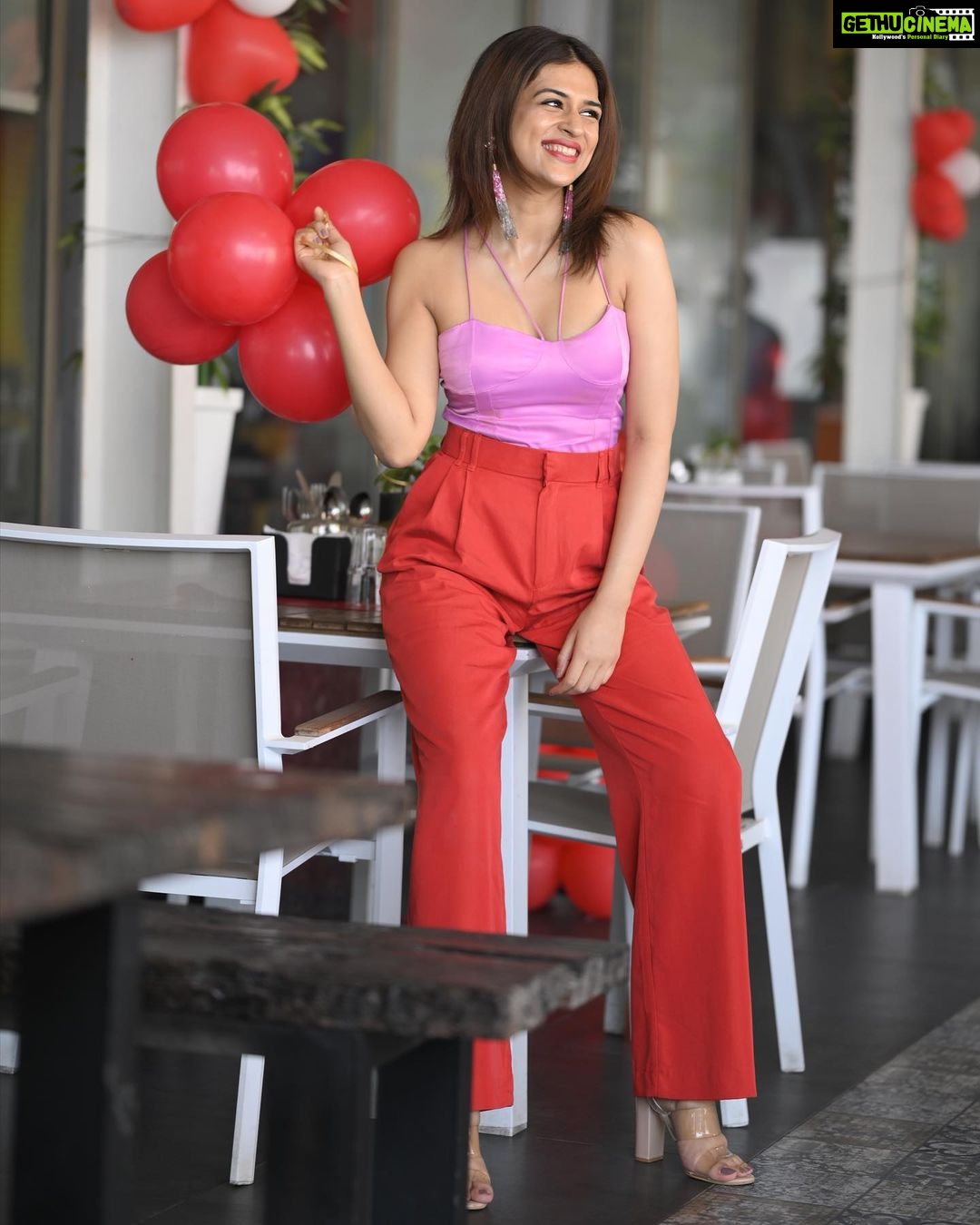 Shraddha Das Instagram - πβ₯οΈ π₯ @sai_tejah @krishnatejah Styling : @artbyavnee Jewellery, Earrings : @the_jewel_gallery Ring: @rubansaccessories Hair : @gouriepatil Make up : @hareshwarp Location : @amnesia.lounge.bar #valentinedayspecial #pinkred #shraddhadas Hyderabad India