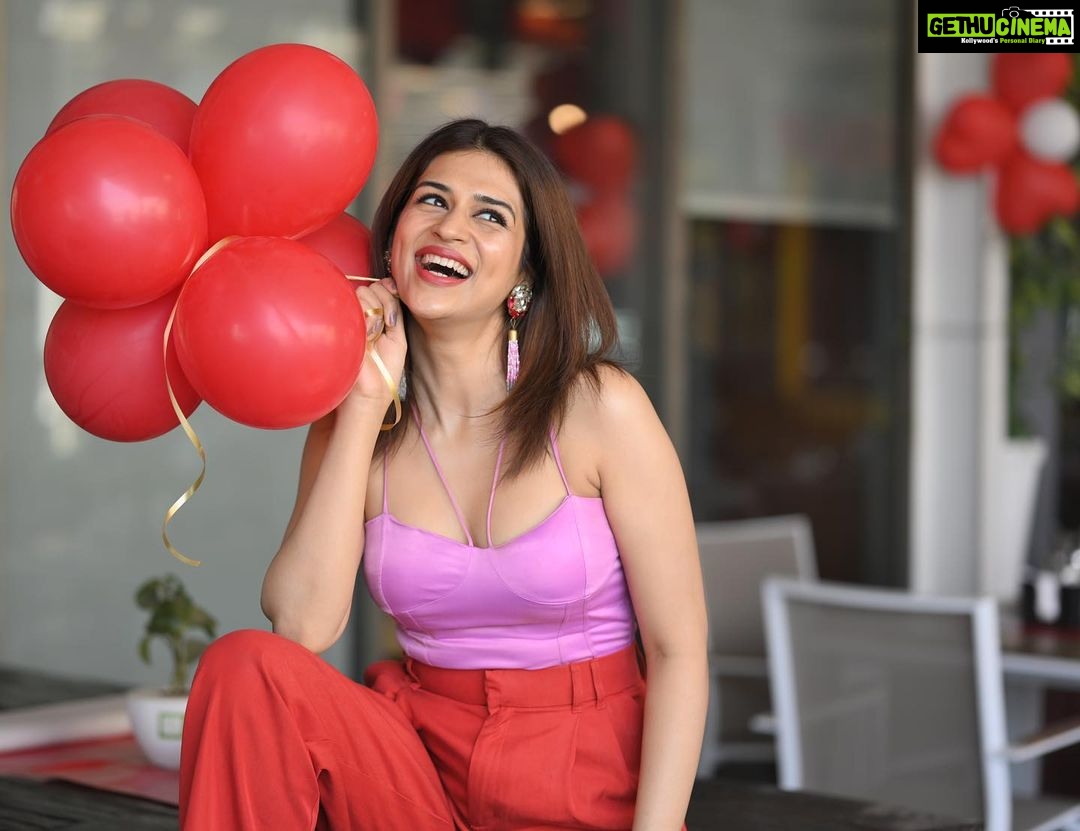 Shraddha Das Instagram - Valentine’s Day dreaming 💕♥️ 🎥 @sai_tejah @krishnatejah Styling : @artbyavnee Jewellery, Earrings : @the_jewel_gallery Ring: @rubansaccessories Hair : @gouriepatil Make up : @hareshwarp Location : @amnesia.lounge.bar #valentinedayspecial #shraddhadas #pinkred Hyderabad India