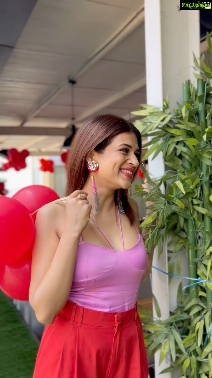 Shraddha Das Instagram - Happy Valentineās Day everyone! š„ @sai_tejah @krishnatejah Styling : @artbyavnee Jewellery, Earrings : @the_jewel_gallery Ring: @rubansaccessories Hair : @gouriepatil Make up : @hareshwarp Location : @amnesia.lounge.bar #valentinedayspecial #valentinesdayreels #reelkarofeelkaro #reelsinstagram #shraddhadas Hyderabad India