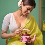 Shraddha Das Instagram - You,Me and a cup of Tea 🫖💚 📸 @krishnatejah , @sai_tejah Styling : @artbyavnee @thewandermannequin Saree : @mintnoranges Jewellery : @the_jewel_gallery Make up : @hareshwarp Hair : @gouriepatil Location : @novotelhyd #sareepact #greensaree #flowersinmyhair #hyderabad #sareelove Novotel Hyderabad Convention Centre