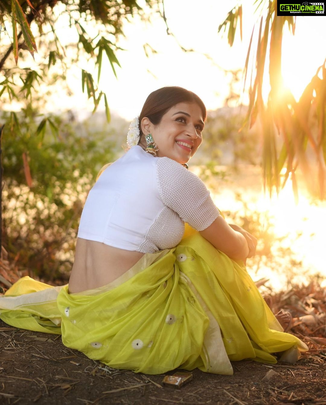 Shraddha Das Instagram - Lost and happy in the woods…🌳 📸 @krishnatejah , @sai_tejah Styling : @artbyavnee @thewandermannequin Saree : @mintnoranges Jewellery : @the_jewel_gallery Make up : @hareshwarp Hair : @gouriepatil Location : @novotelhyd #sareepact #greensaree #flowersinmyhair #hyderabad #sareelove Novotel Hyderabad Convention Centre