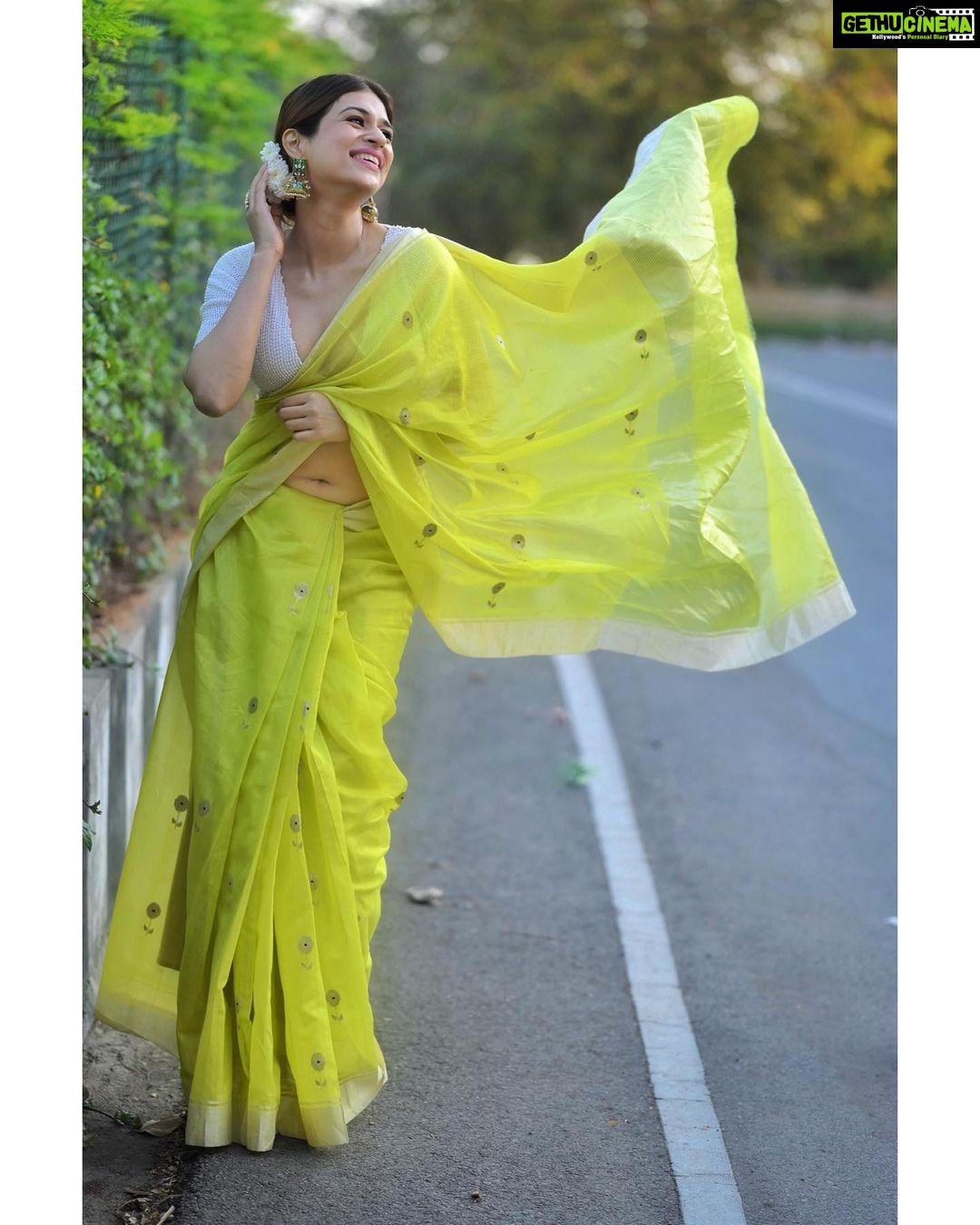 Shraddha Das Instagram - Lost and happy in the woods…🌳 📸 @krishnatejah , @sai_tejah Styling : @artbyavnee @thewandermannequin Saree : @mintnoranges Jewellery : @the_jewel_gallery Make up : @hareshwarp Hair : @gouriepatil Location : @novotelhyd #sareepact #greensaree #flowersinmyhair #hyderabad #sareelove Novotel Hyderabad Convention Centre