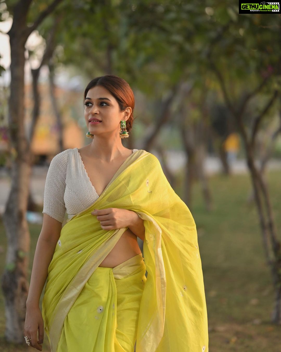 Shraddha Das Instagram - Lost and happy in the woods…🌳 📸 @krishnatejah , @sai_tejah Styling : @artbyavnee @thewandermannequin Saree : @mintnoranges Jewellery : @the_jewel_gallery Make up : @hareshwarp Hair : @gouriepatil Location : @novotelhyd #sareepact #greensaree #flowersinmyhair #hyderabad #sareelove Novotel Hyderabad Convention Centre