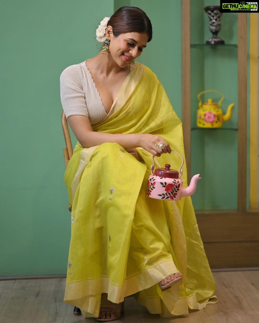 Shraddha Das Instagram - You,Me and a cup of Tea 🫖💚 📸 @krishnatejah , @sai_tejah Styling : @artbyavnee @thewandermannequin Saree : @mintnoranges Jewellery : @the_jewel_gallery Make up : @hareshwarp Hair : @gouriepatil Location : @novotelhyd #sareepact #greensaree #flowersinmyhair #hyderabad #sareelove Novotel Hyderabad Convention Centre