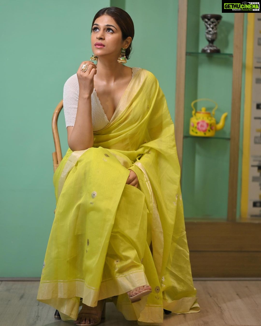 Shraddha Das Instagram - You,Me and a cup of Tea 🫖💚 📸 @krishnatejah , @sai_tejah Styling : @artbyavnee @thewandermannequin Saree : @mintnoranges Jewellery : @the_jewel_gallery Make up : @hareshwarp Hair : @gouriepatil Location : @novotelhyd #sareepact #greensaree #flowersinmyhair #hyderabad #sareelove Novotel Hyderabad Convention Centre
