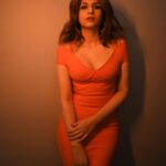 Shraddha Das Instagram - Be the light 💡🌅 🤩 📸 @krishnatejah , @sai_tejah Styling : @thewandermannequin , @artbyavnee Jewellery : @the_jewel_gallery Make up : @hareshwarp Hair : @gouriepatil #bandagedress #orangedress #orangeisthenewblack #feelingood #shraddhadas #nmrk #halflit