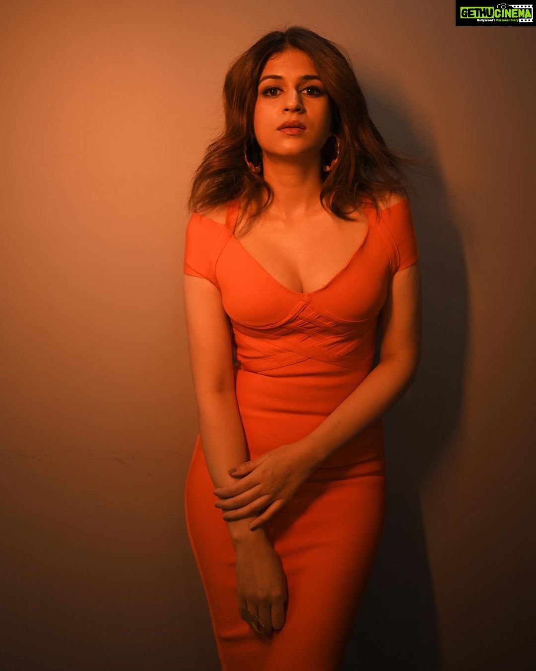 Shraddha Das Instagram - Be the light π‘π
π€© πΈ @krishnatejah , @sai_tejah Styling : @thewandermannequin , @artbyavnee Jewellery : @the_jewel_gallery Make up : @hareshwarp Hair : @gouriepatil #bandagedress #orangedress #orangeisthenewblack #feelingood #shraddhadas #nmrk #halflit