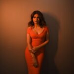 Shraddha Das Instagram - Be the light 💡🌅 🤩 📸 @krishnatejah , @sai_tejah Styling : @thewandermannequin , @artbyavnee Jewellery : @the_jewel_gallery Make up : @hareshwarp Hair : @gouriepatil #bandagedress #orangedress #orangeisthenewblack #feelingood #shraddhadas #nmrk #halflit