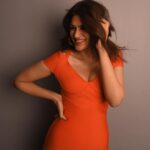 Shraddha Das Instagram - Be the light 💡🌅 🤩 📸 @krishnatejah , @sai_tejah Styling : @thewandermannequin , @artbyavnee Jewellery : @the_jewel_gallery Make up : @hareshwarp Hair : @gouriepatil #bandagedress #orangedress #orangeisthenewblack #feelingood #shraddhadas #nmrk #halflit
