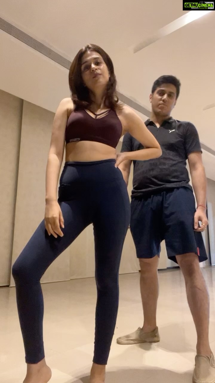 Shraddha Das Instagram - When a fun blooper becomes a reel 😅 With @mumbaiphotowala (consistent friend Sud 🤣) Going with the trend… #viral #reeltoreel #reelsinstagram #reelkarofeelkaro #funwithfriends #bloopers #shraddhadas #nmrk Mumbai, Maharashtra