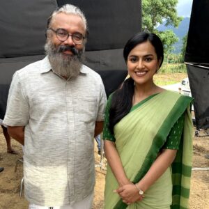 Shraddha Srinath Instagram - I am very awkward when it comes to taking photos with my co actors during shoot. It starts with greetings. You break ice, there's small talk, then you're laughing with others at your miserable language skills, learning dialogues feverishly. Then you start seeing these faces regularly, they become familiar, you learn more about each other, the awkwardness dissipates slowly (you're STILL learning your dialogues feverishly). Then there's inside jokes. I love that journey. There are some busy days in between where you barely get to chat. And before you know it, it's your last day and you realise you won't be seeing these faces again, for a long time to come anyway and that you haven't taken any photos (and your parents are asking - "where is your photo with Mohanlal sir??!!"). They need proof. Haha. So here's a photo dump from my last day of shoot on the sets of Aarattu, with the legendary Mohanlal sir, nandu sir, siddique sir, Rachna, Unnikrishnan sir, all with beautiful Palakkad in the backdrop. And some sunset photos. Muft muft muft. 

Mentioning my team here, my greatest support system:
Make up @kohl.play 
Hair @kammarishivarajchary 
Assisted by @shivu.bm.549 
Managed by @vidhyaabreddy @kettlesstudios