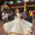Shriya Saran Instagram - Thank you @jayantireddylabel for This stunning kurta ! It’s absolutely gorgeous. Thank you @yaminifilms for bringing out the best in me ! This was shot at 5 am! Thank you @deohanskiran for lighting up the film ( literally)and making us all shine like bright stars 🌟