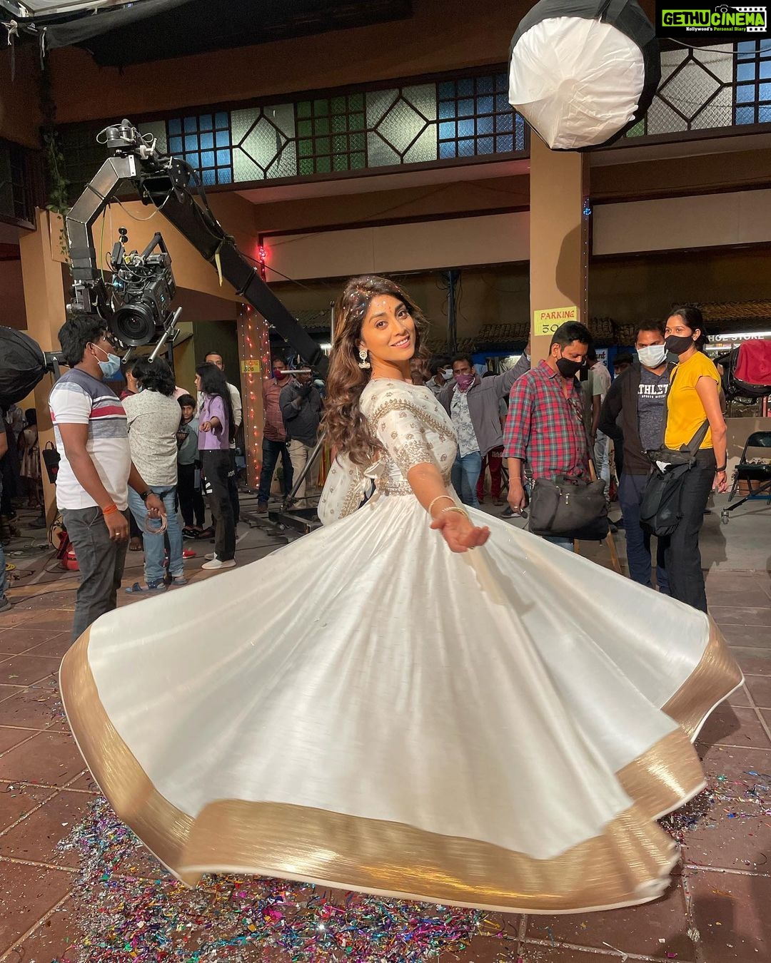 Shriya Saran Instagram - Thank you @jayantireddylabel for This stunning kurta ! It’s absolutely gorgeous. Thank you @yaminifilms for bringing out the best in me ! This was shot at 5 am! Thank you @deohanskiran for lighting up the film ( literally)and making us all shine like bright stars 🌟