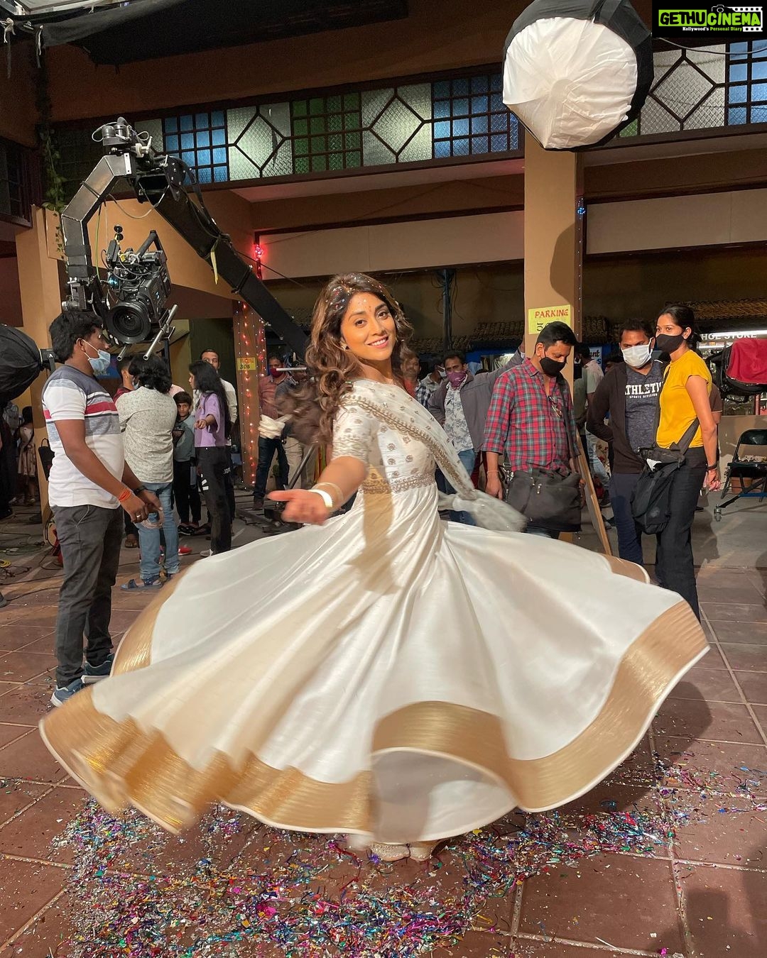 Shriya Saran Instagram - Thank you @jayantireddylabel for This stunning kurta ! It’s absolutely gorgeous. Thank you @yaminifilms for bringing out the best in me ! This was shot at 5 am! Thank you @deohanskiran for lighting up the film ( literally)and making us all shine like bright stars 🌟