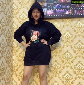 Shriya Sharma Instagram - Wearing this cool hoodie from @zakers_clothing 🥰

#shriyasharma