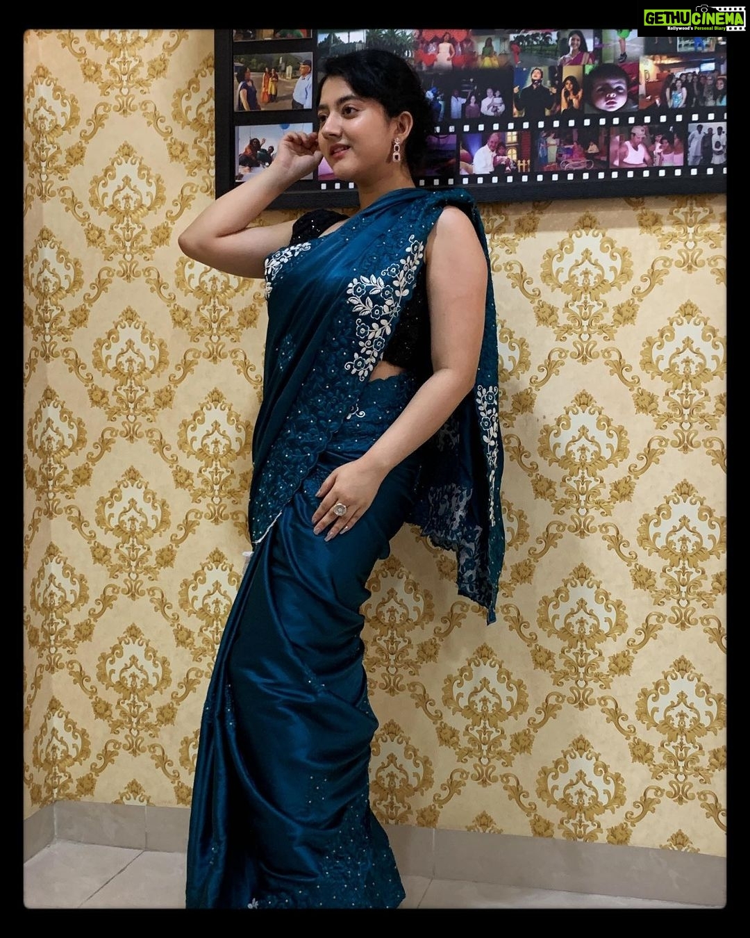 Shriya Sharma Instagram - Loved this saree from @unique_collections_by_sv 🌈💜💙💫 #ShriyaSharma