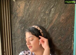 Shriya Sharma Instagram - Full retro vibe in the second outfit! Both Outfits by @blossom_boutique_bb thank you 💕✨ #ShriyaSharma #reels #reelitfeelit #reelkarofeelkaro #reelsindia #reelsinstagram
