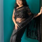 Shriya Sharma Instagram – A plain black saree is just perfect 🖤
@classic_collections_for_you love this 🖤🖤

#shriyasharma