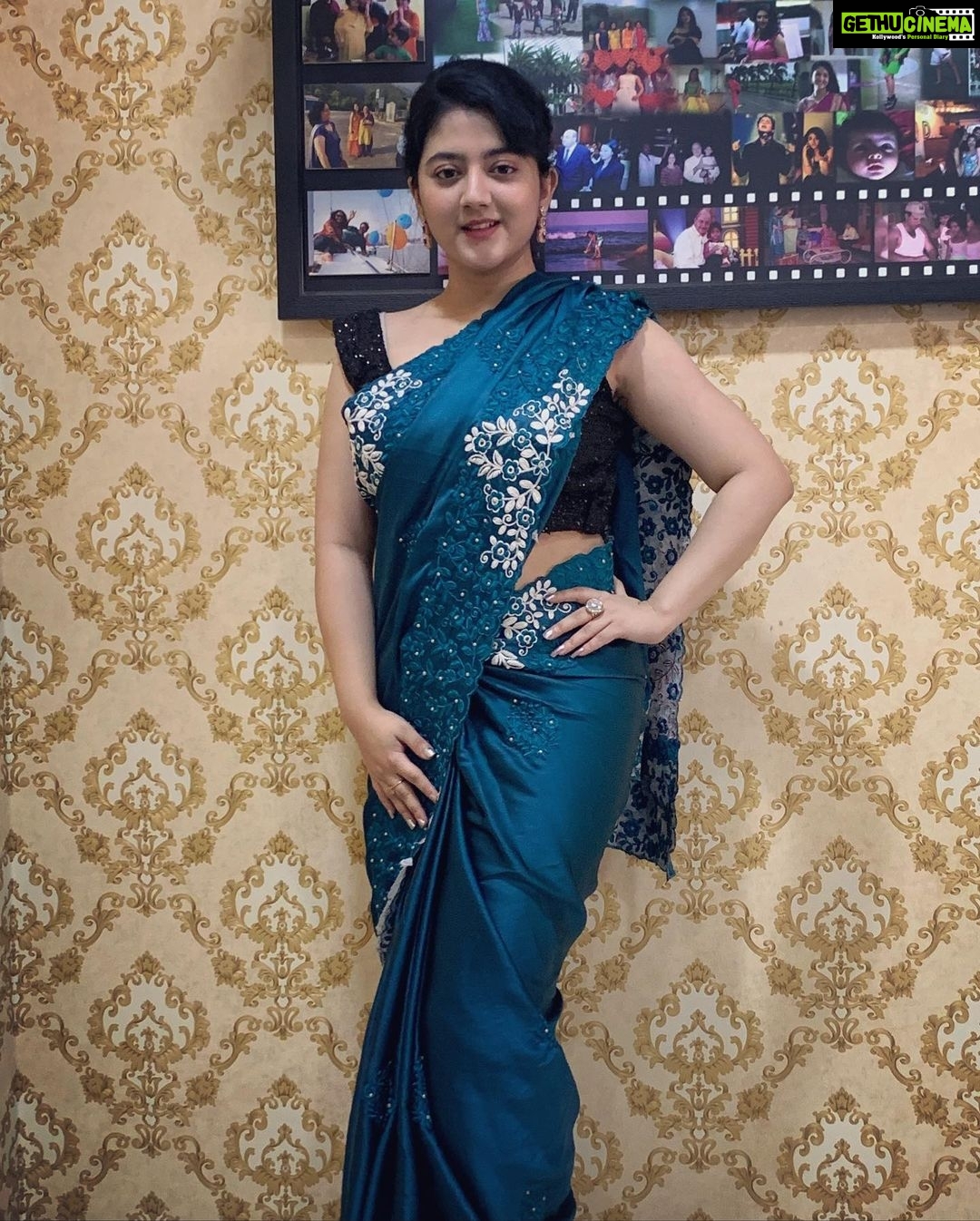 Shriya Sharma Instagram - Loved this saree from @unique_collections_by_sv 🌈💜💙💫 #ShriyaSharma