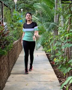 Shriya Sharma Instagram - Morning Walk Sessions in @the_instabazaar’s track suit combo!

#NoMakeUp
#SleepDeprived
#SleepyHead