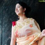 Shriya Sharma Instagram – Beautiful earings from @ekhojcity 
#harhaathkaarigarkesaath 

#GoodMorningSunshine ☀
#ShriyaSharma

Saree – @adornelegance