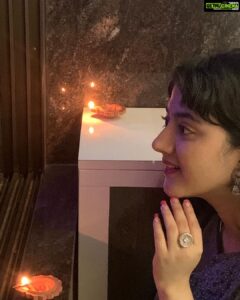 Shriya Sharma Instagram - Happy Diwali 💫🪔💫
Wearing @the.teenage.fashion ‘s beautiful net saree !
Earings - @bymi_boutique
#ShriyaSharma #happydiwali