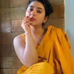 Shriya Sharma Instagram – Brightening my mood up with @diya_fashion65 ‘s Jumpsuit!!! ⬇️
Swipe Right to check out the cool -> Mustard Colour Jacket (Absolute Favourite) and the Prettiest Blue Bow sling bag 💜🌈🧡

Earings from – @bymi_boutique
#shriyasharma