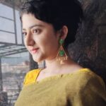 Shriya Sharma Instagram – Thank you for this lovely handmade green stone earings @ekhojcity.
They make every thing shine bright 🔆
#harhaathkaarigarkesaath
Saree – @ss_fashion_boutique_