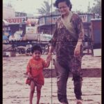 Shriya Sharma Instagram - Throwback! #FirstVisitToJuhuBeach #2000 #Maa&Me #Click - by Papa Dearest ❤ #ShriyaSharma