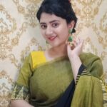 Shriya Sharma Instagram – Thank you for this lovely handmade green stone earings @ekhojcity.
They make every thing shine bright 🔆 

#harhaathkaarigarkesaath

Saree – @ss_fashion_boutique_