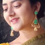 Shriya Sharma Instagram – Thank you for this lovely handmade green stone earings @ekhojcity.
They make every thing shine bright 🔆 

#harhaathkaarigarkesaath

Saree – @ss_fashion_boutique_