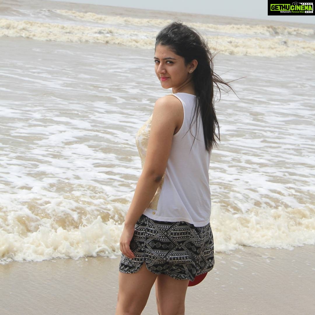 Shriya Sharma Instagram - Had absolutely no intention of posing, but can't help it 😛 There are soo many things that give us tension, but a little bit of time with yourself and your family can relieve you of it all.. #CompletelyNatural#NoMakeUp#MiniHoliday#BreakfromStress#DslrClicks#ShriyaSharma Daman, India