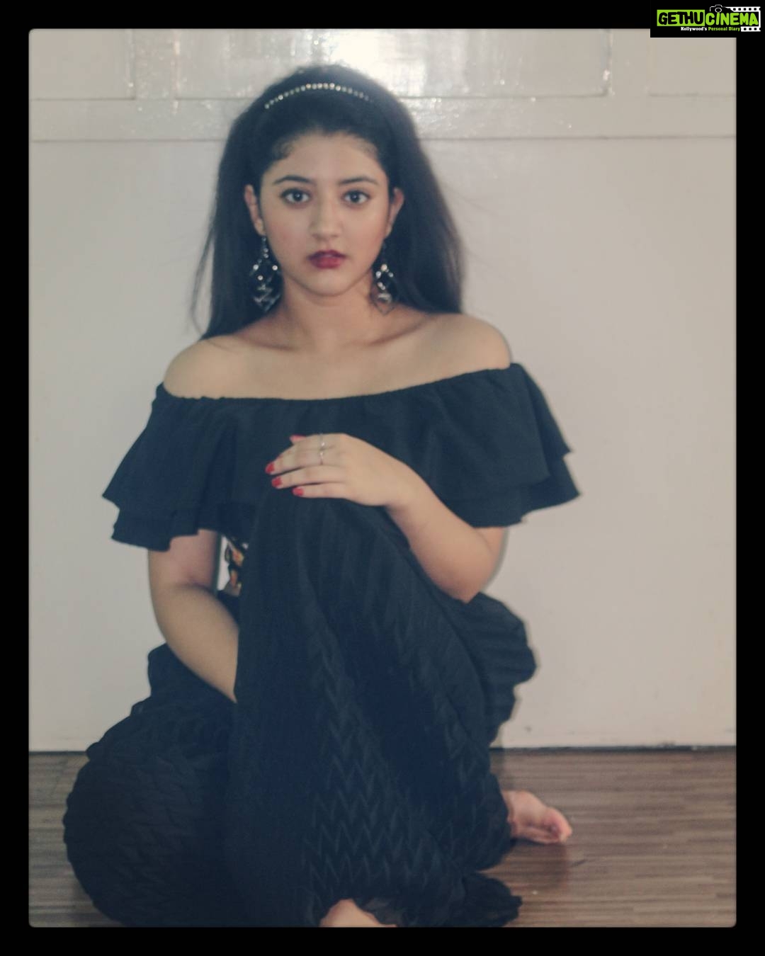 Shriya Sharma Instagram - The "zoned out" face with the collar bone on point 😜 #shriyasharma