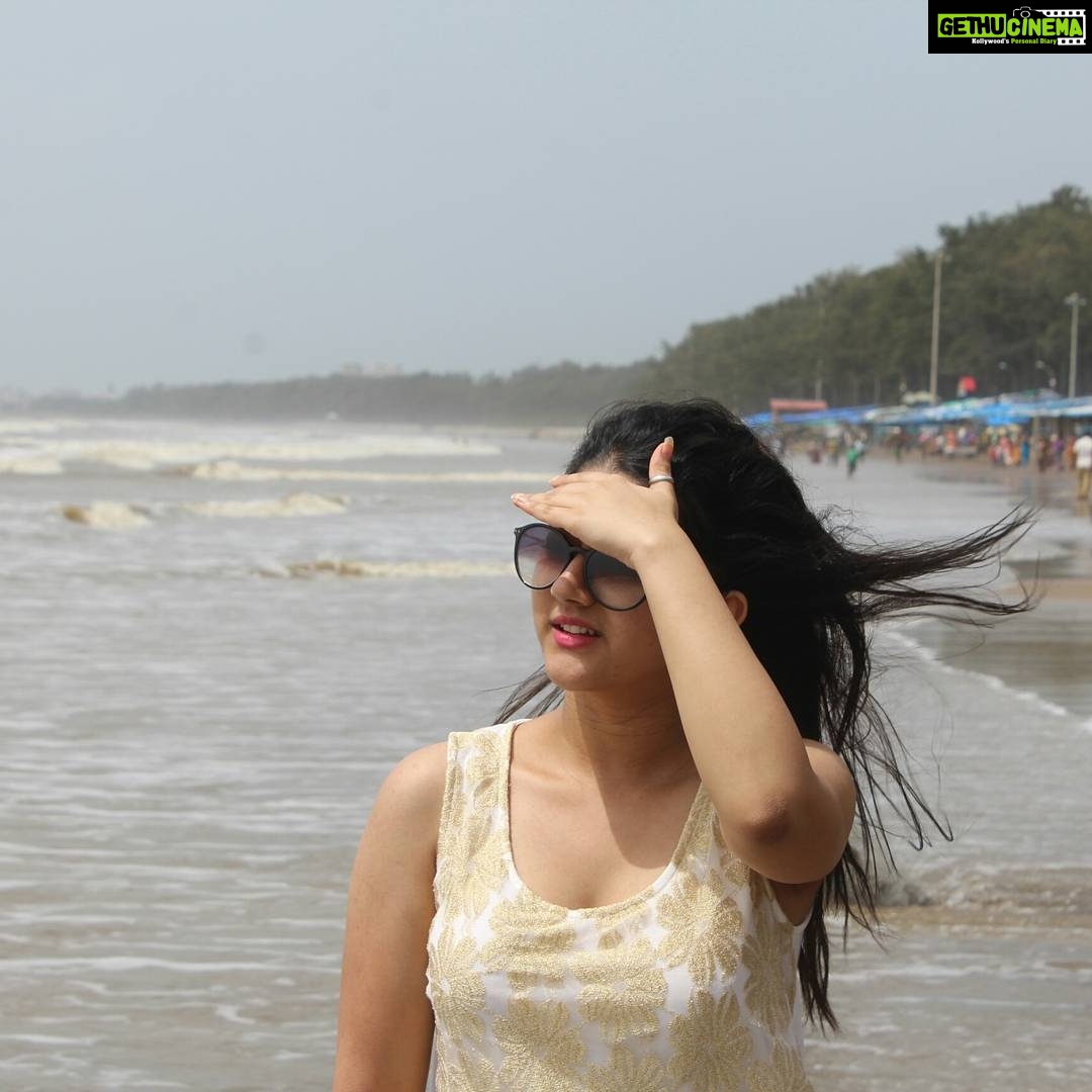 Shriya Sharma Instagram - Had absolutely no intention of posing, but can't help it 😛 There are soo many things that give us tension, but a little bit of time with yourself and your family can relieve you of it all.. #CompletelyNatural#NoMakeUp#MiniHoliday#BreakfromStress#DslrClicks#ShriyaSharma Daman, India