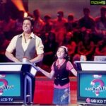 Shriya Sharma Instagram - That iconic moment when I got to host Shahrukh Sir for a segment..Nostalgic af. #KyaAppPanchviPassSeTezHain #Throwback #WhenIWas10 💖