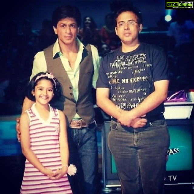 Shriya Sharma Instagram - The two my most favourite men. :') My dad (of course) & SRK ♥ #dad#srk#me#KYAAPPPANCHVIPASSSETEZHAIN#old#golden#days :')