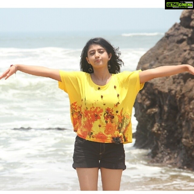 Shriya Sharma Instagram - Randomness at its peak :P #random#poses#btw#shots#shoot#addict#love#instalove ♥