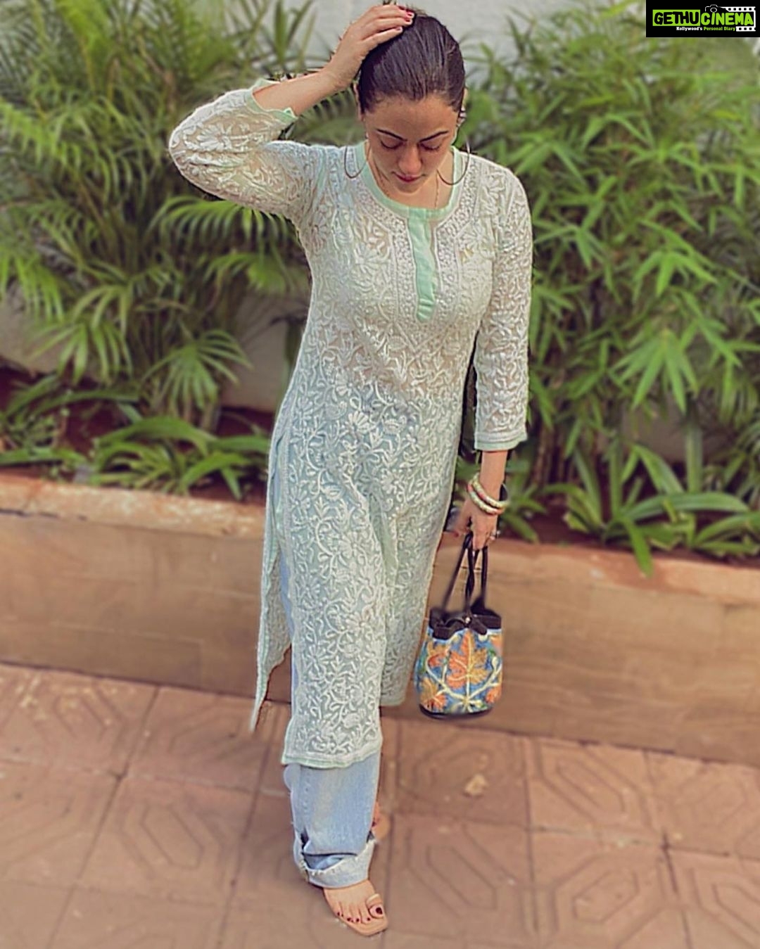 Shruti Sodhi Instagram - Thoda Lucknow, Thoda Mumbai, Iss photo mein flavours hain कई. Thoda Kashmir aur Beech mein Noida ki ye Punjaban heer💙 #shrutisodhi #chikankurti #kashmiribag #punjaban #noidadenakhre #mumbaikar