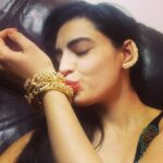 Shweta Bhardwaj Instagram – Moms bday gift #gold gughroo kadaras #love them