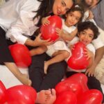 Shweta Bhardwaj Instagram - Happy #valentineday @salilacharya 16years we r celebrating this day and it feels same it’s R beautiful day it’s R day with some Balloon 🎈 and ❤ love now with TIA & RAY I still get the balloon but in few min thy burst them all and I it’s a 💥 blast more love more love more blast 💥