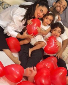 Shweta Bhardwaj Instagram - Happy #valentineday @salilacharya 16years we r celebrating this day and it feels same it’s R beautiful day it’s R day with some Balloon 🎈 and ❤️ love now with TIA & RAY I still get the balloon but in few min thy burst them all and I it’s a 💥 blast more love more love more blast 💥