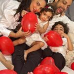 Shweta Bhardwaj Instagram - Happy #valentineday @salilacharya 16years we r celebrating this day and it feels same it’s R beautiful day it’s R day with some Balloon 🎈 and ❤️ love now with TIA & RAY I still get the balloon but in few min thy burst them all and I it’s a 💥 blast more love more love more blast 💥