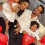 Shweta Bhardwaj Instagram - Happy #valentineday @salilacharya 16years we r celebrating this day and it feels same it’s R beautiful day it’s R day with some Balloon 🎈 and ❤️ love now with TIA & RAY I still get the balloon but in few min thy burst them all and I it’s a 💥 blast more love more love more blast 💥