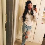 Shweta Bhardwaj Instagram – Just me just me 🤷‍♀️ #Western #Indian #fusion #look #Bindi #jewellery #काजल #tonejeans #whitetop