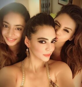 Shweta Bhardwaj Instagram - #show #over #my #craze #team @sangeeta_rawal and @makeupbydishadhingra #back #stage #fun love 💗 my #Girls #cruise #singapore