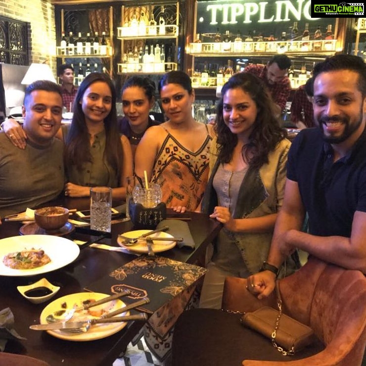 Shweta Bhardwaj Instagram - Ya I call it a #yummy😋 est night thanks @jaislinchona @ratnadhanda for hosting us at @tipplingstreet this place is going to be the place still can’t get over the food and over eating lol 😂