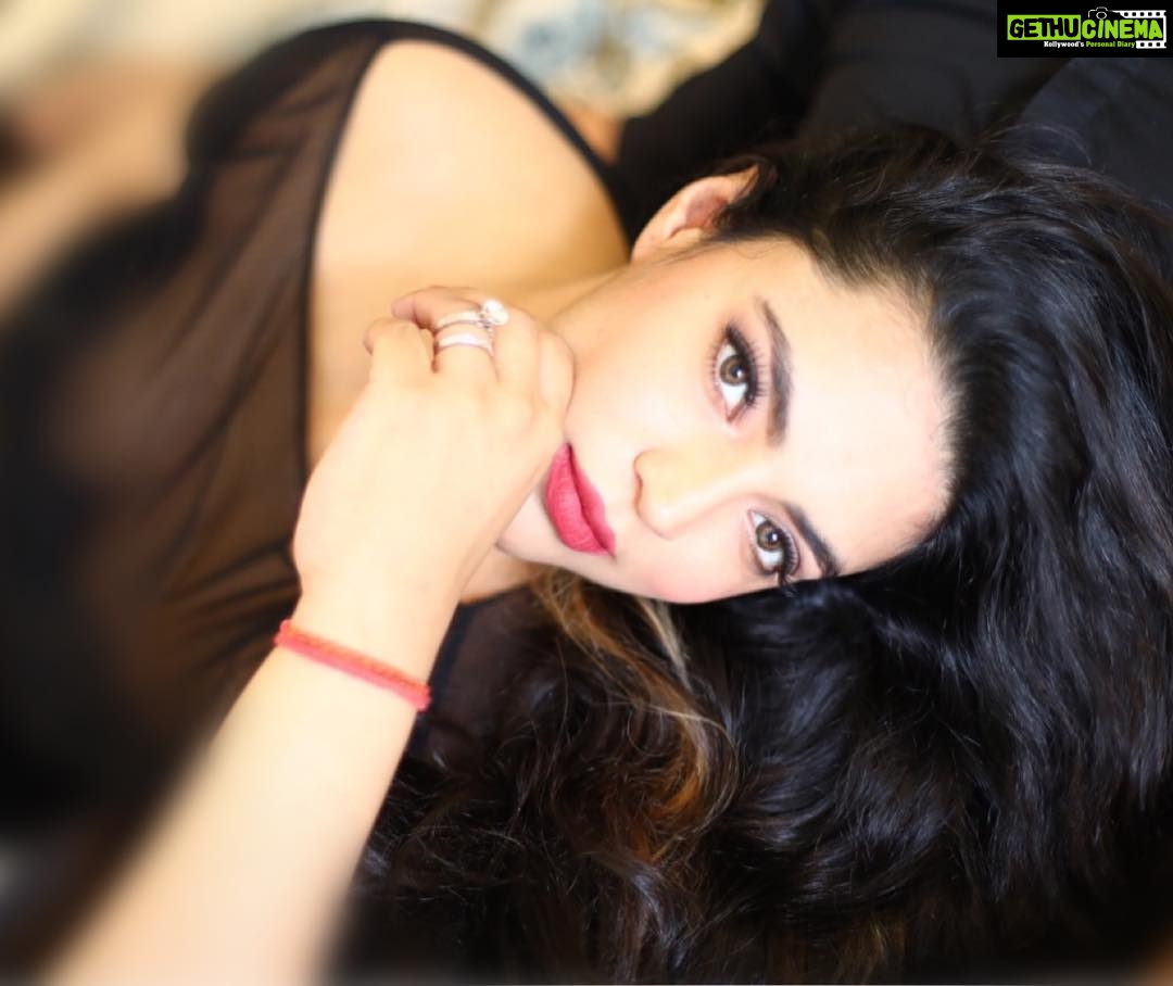 Shweta Bhardwaj Instagram - #the way ur #Camera looks at me #thanks @chetangaur 🎥 makeup 💄 @sangeeta_rawal
