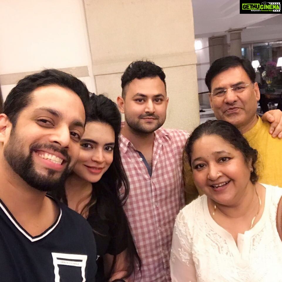 Shweta Bhardwaj Instagram - @abhishekaniltiwari @salilacharya @seemaaniltiwari #happy #family #time #food #happy #people #happy #tummy Peshawari